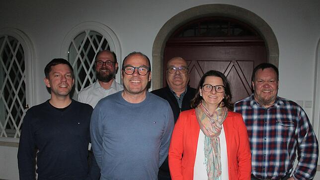 Der Vorstand des MGV bestehend aus Sebastian Nehf (hinten, von links), Sascha Leutze, Thomas Kopp und Matthias Frühe. Mit Anja Trunz und ...