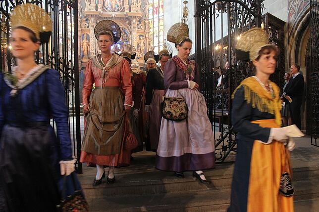 Überlingens Trachten beim Auszug aus dem Münster, nachdem Stadtkapelle, Kirchenchor, Stadt- und Pfarrgemeinderäte sowie die Gemeinde aus ...