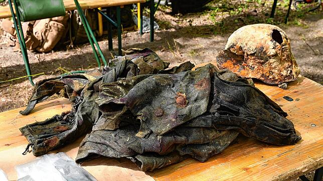 Die Reste des Soldatenmantels von Jakob Knöpfle liegen nach der Ausgrabung im April 2021 bei Craonne an der Aisne auf einem Tisch.