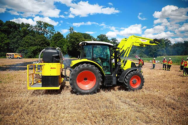 Traktor mit Rucksack – er kann auch in schwierigem Gelände eingesetzt werden.