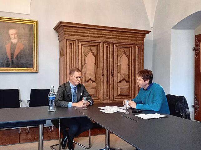 Der Markgraf (li.) im Gespräch mit Walther Rosenberger, Leiter der SÜDKURIER-Wirtschaftsredaktion in Schloss Salem.