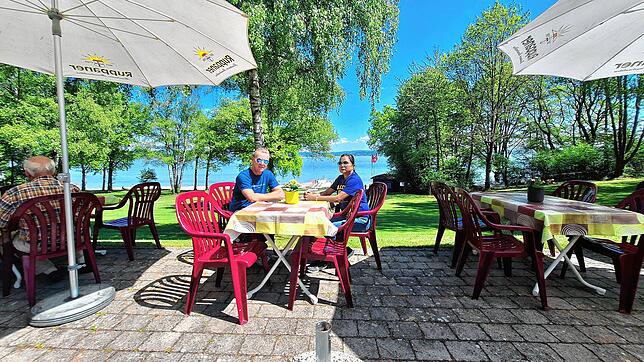 Samran und Oli Krüger betreiben seit vielen Jahren den Kiosk im Strandbad Litzelstetten. Die Terrasse bietet einen direkten Blick auf ...