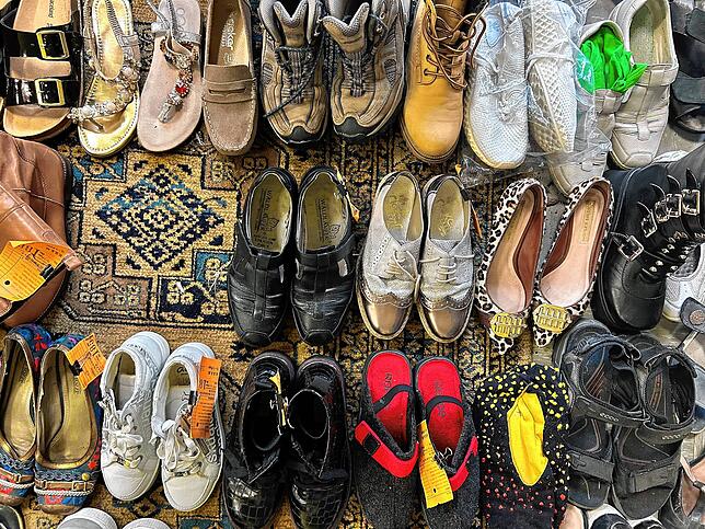 Vor der Theke in Wilhelm Feldes Werkstatt warten die reparierten Schuhe auf ihre Besitzer.