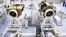 In dem hochmodernen Reinraum werden Satelliten montiert, wie diese beiden Sentinel-6-Modelle.