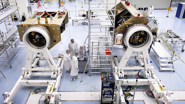 In dem hochmodernen Reinraum werden Satelliten montiert, wie diese beiden Sentinel-6-Modelle.