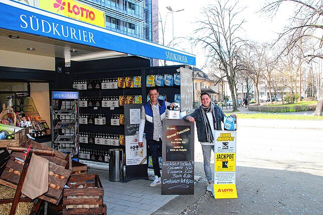 Lars Fischer (rechts) und Christian Sandmann vor dem Kiosk.