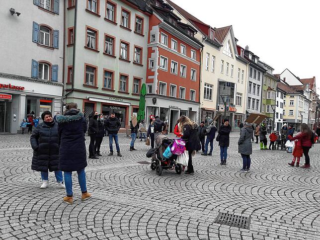 Die Versammlung war nicht angemeldet worden, die Polizei war vor Ort, hat das Geschehen kontrolliert und die Teilnehmer aufgefordert, ...