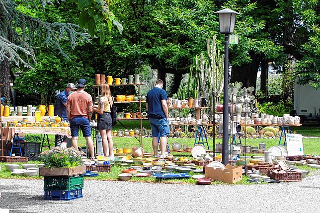 In der schönen Atmosphäre des Schlossparks präsentierten Künstler und Kunsthandwerker ihre Produkte.