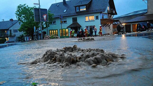 Eine Unwetternacht hat im Juli in Mühlhausen für überlaufende Gullys (Bild) und große Schäden gesorgt.