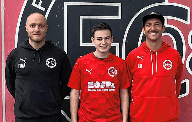 Wechsel: Sportchef Dominik Wunderle (links) und Trainer Clemens Bauer freuen sich auf Robin Huber (Mitte), der von den A-Junioren der SG ...