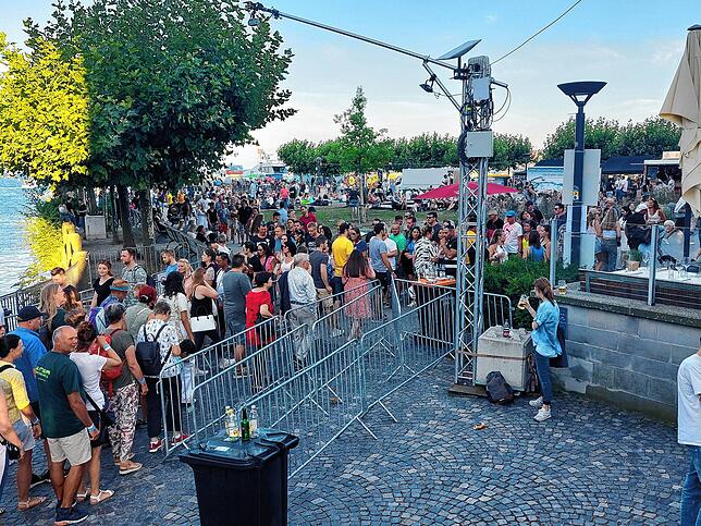 Ab 20 Uhr wird es beim Konstanzer Seenachtfest dann richtig voll: Besucher strömen in Massen in den Stadtgarten, von der Marktstätte ...