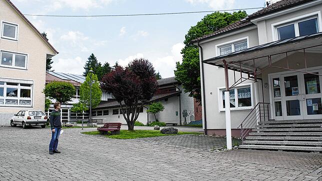 An der Ramsbergschule in Großschönach in der Gemeinde Herdwangen-Schönach versuchten Unbekannte die Schule anzuzünden. Bereits im Juni ...