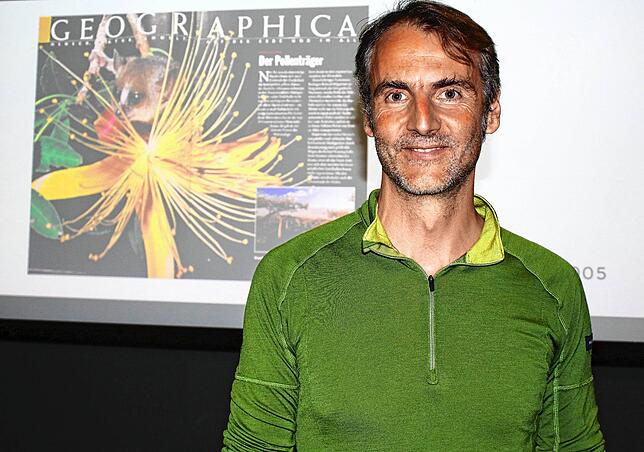 Roland Hilgartner bei der Präsentation seines Buches vor dem Bild, das ihm 2005 den Weg zum National-Geographic-Magazin ebnete.