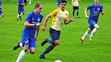 Gegen den FC Radolfzell (links Robin Niedhardt) musste sich die SG Dettingen-Dingelsdorf (Daniel Berg)knapp geschlagen geben.