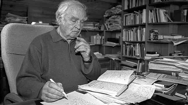 In jedem Satz ging es bei ihm ums Ganze: Der Schriftsteller bei der Arbeit an seinem Schreibtisch.