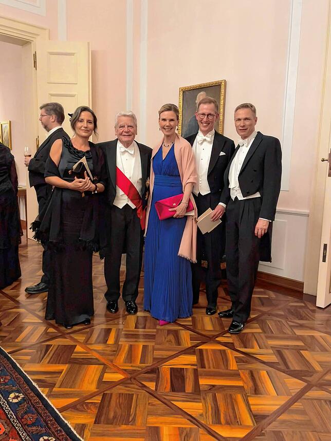 Gruppenbild im Schloss Bellevue (von links): Gesinde Eisfeld, Alt-Bundespräsident Joachim Gauck, Stephanie und Bernhard Markgraf von ...