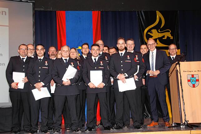 Feuerwehrehrenzeichen in Gold, Silber und Bronze haben eine ganze Reihe von Feuerwehrleuten der Feuerwehr Singen bei der ...