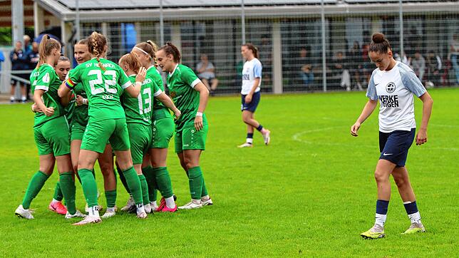 Keine Zeit für hängende Köpfe: Nach der 0:4-Niederlage im DFB-Pokal richtet der Hegauer FV um Kim Faller (rechts) den Blick auf den ...