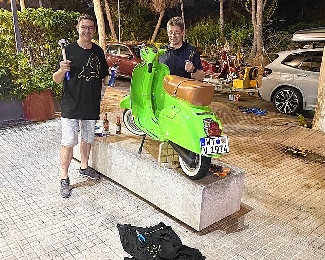 Selbst ist der Mann: Ralf Kögel (links) und Matthias Neubert legen bei der Reparatur der Vespa Primavera, Baujahr 1974, in Nimes in ...