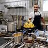 Küchenchef Ram Sodhi in Aktion: So sauber wie in der Küche des Hotel-Restaurants &bdquo;Kater Hiddigeigei&ldquo; sieht es hinter den ...