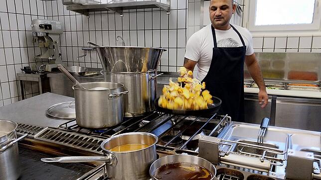 Küchenchef Ram Sodhi in Aktion: So sauber wie in der Küche des Hotel-Restaurants &bdquo;Kater Hiddigeigei&ldquo; sieht es hinter den ...