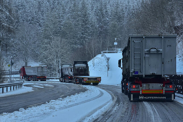 Nur im Schneckentempo ging es auf der Bundesstraße 33 zwischen St. Georgen und Triberg am Dienstag voran. Talwärts fahrende Lastwagen ...