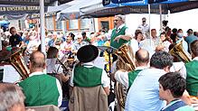 Der Musikverein Schwandorf feiert mit vielen Gästen und guter Stimmung sein traditionelles Hof- und Straßenfest auf dem Dorfplatz beim ...