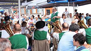 Der Musikverein Schwandorf feiert mit vielen Gästen und guter Stimmung sein traditionelles Hof- und Straßenfest auf dem Dorfplatz beim ...