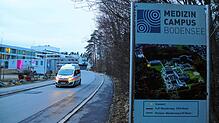 Die Röntgenstraße als Weg zum Klinikum Friedrichshafen: Nach Vorermittlungen hat die Staatsanwaltschaft Ravensburg nun Ermittlungen ...