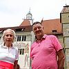 Kristin Müller-Hausser und Dirk Diestel, Vorstandsmitglieder der BÜB+, vor dem Rathaus Überlingen.
