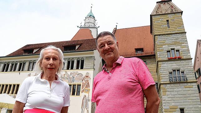 Kristin Müller-Hausser und Dirk Diestel, Vorstandsmitglieder der BÜB+, vor dem Rathaus Überlingen.