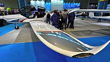 Am Stand des Flugzeugbauers Pipistrel: Der neuartige Frachtflieger ist leider zu groß, um ihn unterm Hallendach zu zeigen.