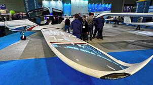 Am Stand des Flugzeugbauers Pipistrel: Der neuartige Frachtflieger ist leider zu groß, um ihn unterm Hallendach zu zeigen.