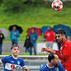 Ein Schritt voraus: Ismail Demirci (rotes Trikot) reagierte nach einem Eckball von Felix Busse am schnellsten und brachte den TuS Binzen ...