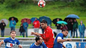 Ein Schritt voraus: Ismail Demirci (rotes Trikot) reagierte nach einem Eckball von Felix Busse am schnellsten und brachte den TuS Binzen ...