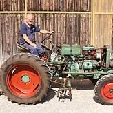 Hans Kramer auf dem KA250- Baujahr 1957- 25 PS- wiegt 1520 kg- Höchstgeschwindigkeit 20 km/h- Länge: 2,95m Breite: 1,58m Höhe: 1,57m