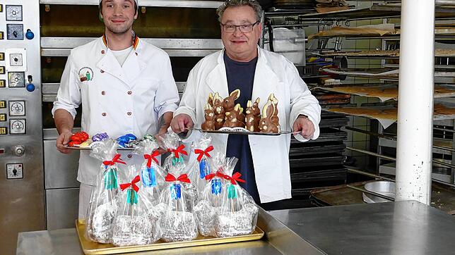Betrieb in der Backstube der Bäckerei Jost: Jan Jost (links) und Karl-Egbert Jost sowie das Bäckereiteam haben auf Ostern Osterlämmer, ...