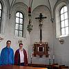 Mittelpunkt &bdquo;Heiliges Kreuz&ldquo;: Martin und Ulrike Jensen im Altarraum der Heilig-Kreuz-Kapelle, wo das Heilige Kreuz hängt, ...