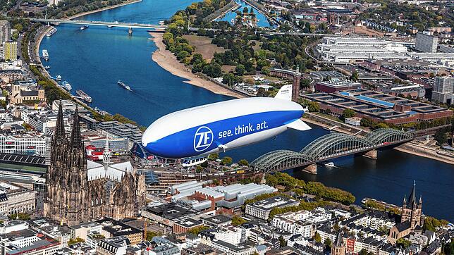 Der Zeppelin über dem Kölner Dom.