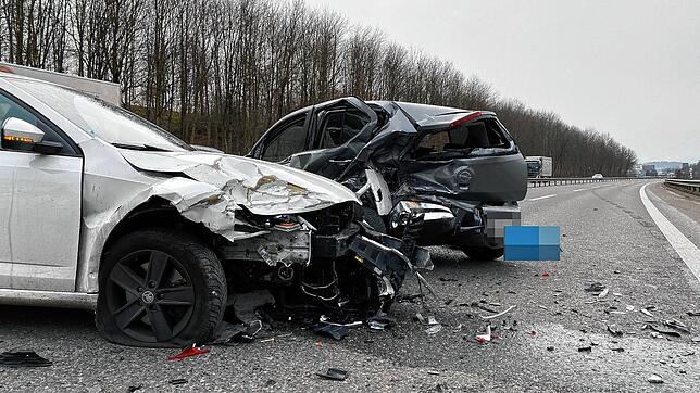 Ein Trümmerhaufen: Für den Fahrer des dunklen Autos kommt nach dem schrecklichen Unfall auf dem Autobahnzubringer bei Suhr im Kanton ...