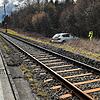 Diese Autofahrerin und ihre beiden Kinder hatten Glück: Das Auto fuhr über die Bahngleise und kam dann zum Stillstand.