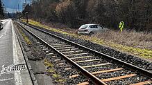 Diese Autofahrerin und ihre beiden Kinder hatten Glück: Das Auto fuhr über die Bahngleise und kam dann zum Stillstand.