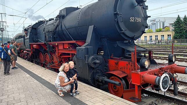 Stimmungsbild im Singener Bahnhof bei einer Zugankunft von Etzwilen her. Der vierjährige Elian und seine Oma Gabriele Schumpp staunen ...