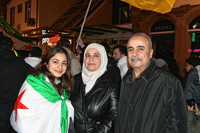 Heba Almohamad Alfadel (von links) mit ihren Eltern Rim Alnaser Alshikh und Khaled Almohamad Alfadel.