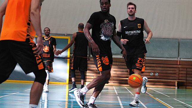 Shaun Willett (am Ball) will bei den wiha Panthers Schwenningen an seine mit durchschnittlich 30 Punkten sehr erfolgreiche Vorsaison ...