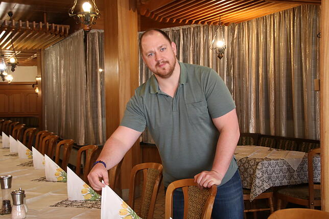 Andreas Hensch deckt die Tische im Restaurant Ochsen.