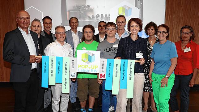Der Staffelstab für das Popup Labor wurde von Singen an Stockach übergeben. Im Bild (von links) Wilfried Trah, Norbert Fröschle, Joachim ...