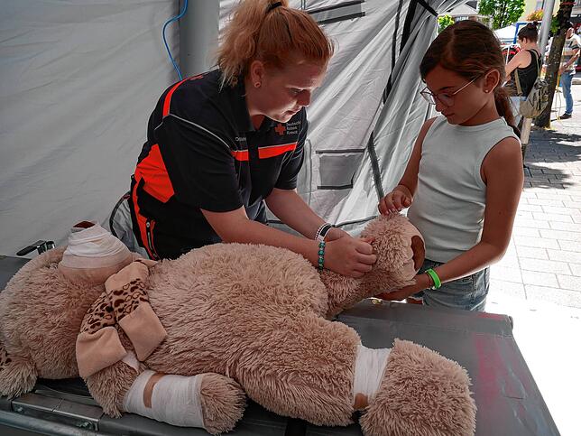 Leonie Buchna zeigte der neunjährigen Leana, wie man einen Teddybären verarztet.