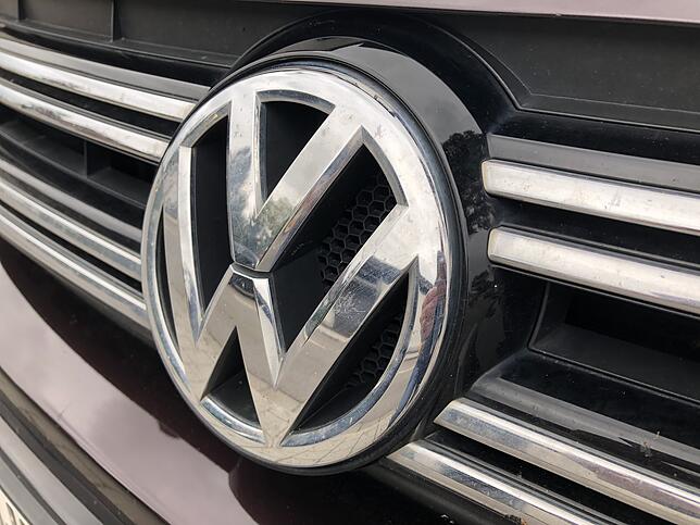 Der Volkswagen-Konzern aus Wolfsburg hat manipulierte Software in seine Fahrzeuge eingebaut. Auch der Tiguan von Roland Sigg ist betroffen.