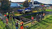 Bergungsarbeiten nach tragischem Unfall am Regenrückhaltebecken beim Zoll Bietingen.